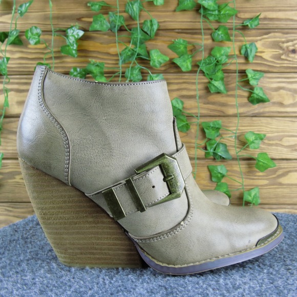 Very Volatile Womens Ankle Boots Size 7.5 Beige Buckle Wedge Heel Booties - Picture 3 of 8